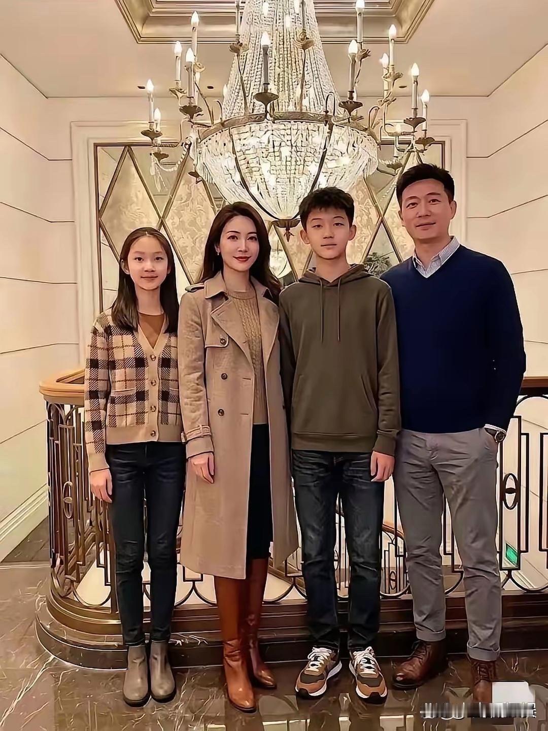 这一家子真叫人羡慕！
丈夫儒雅帅气，妻子聪慧漂亮。
一儿一女，儿女双全。
一看这