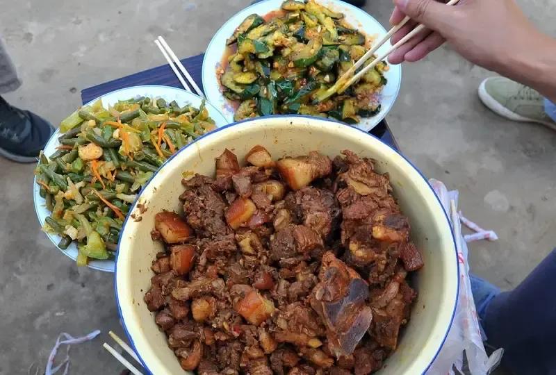 老公和弟弟各买一块牛肉回家，家婆只煮我们的，转头让小叔子把整块生肉拎回去。
我当