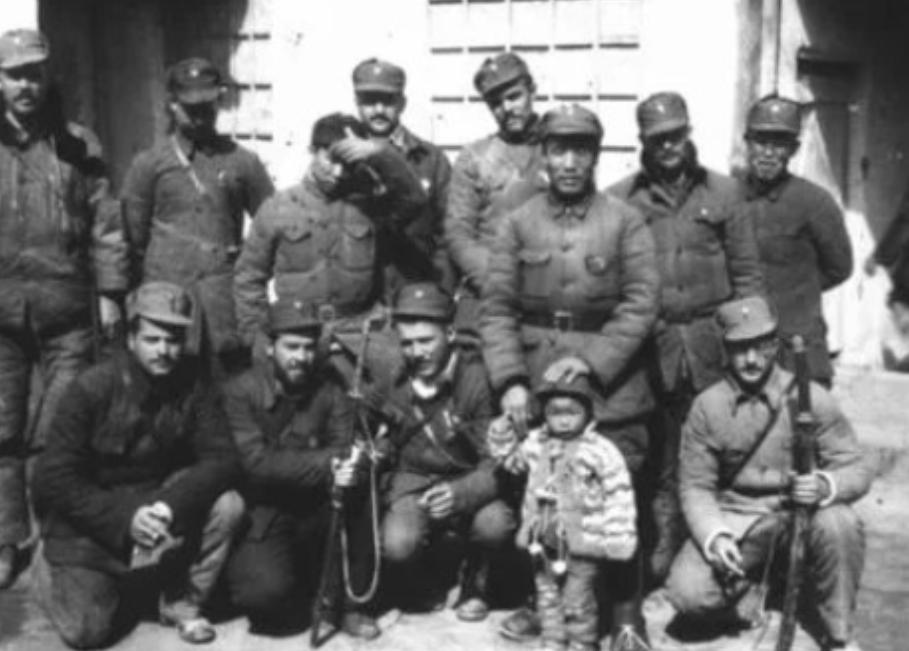 1944年，美军一架B-29轰炸机，完成任务返航时，遭日军战机拦截，机组11名飞