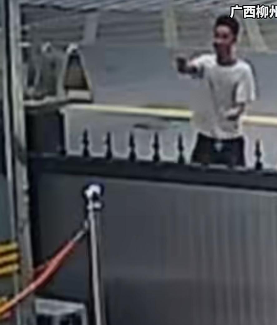 军营门前伸援手，武警官兵暖心救助身体不适群众。7月12日，广西柳州一处武警营区门