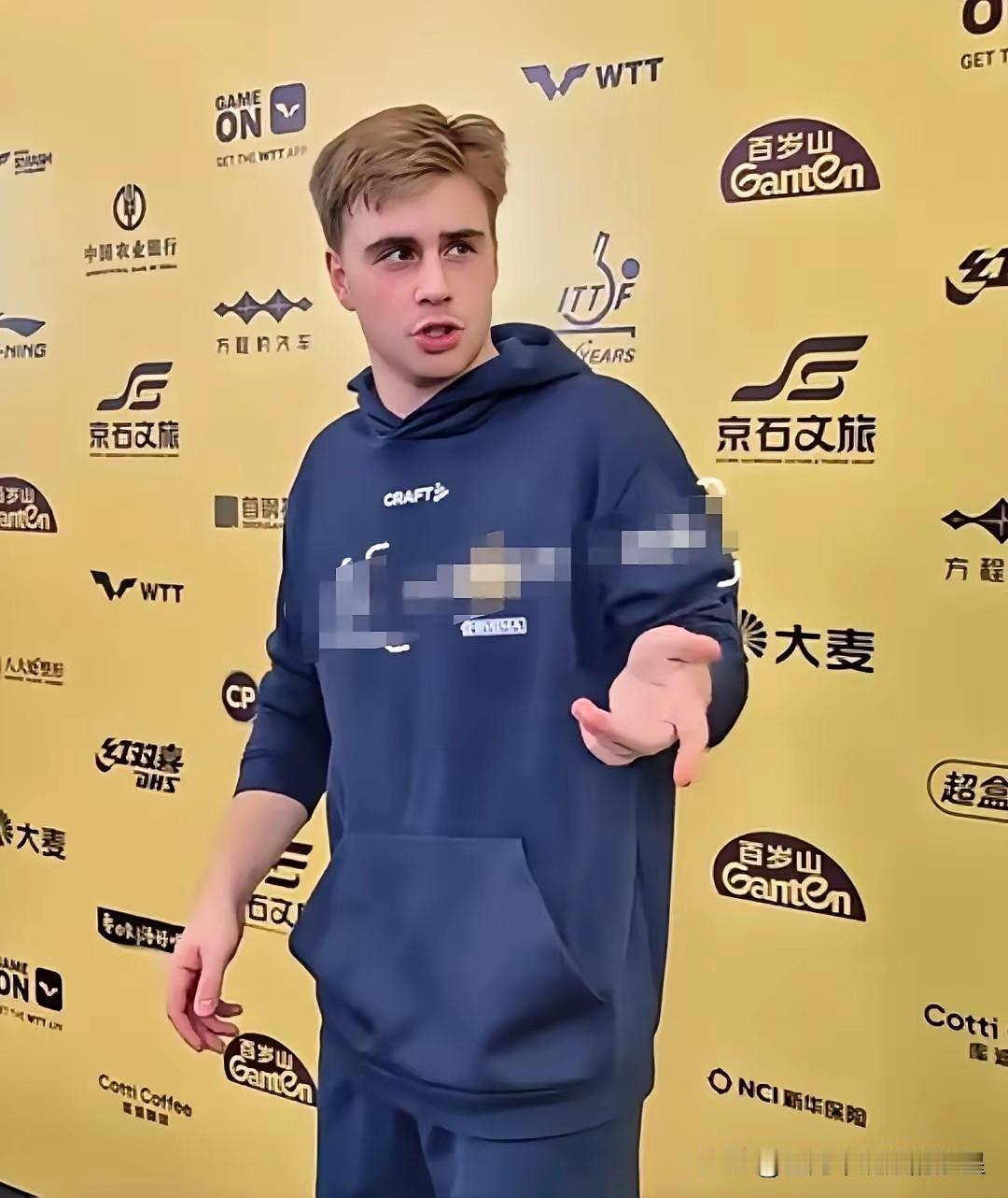 笑死我了，
莫雷加德，
赛后采访还不忘推荐他的书，他说“如果你想成功，买它！”