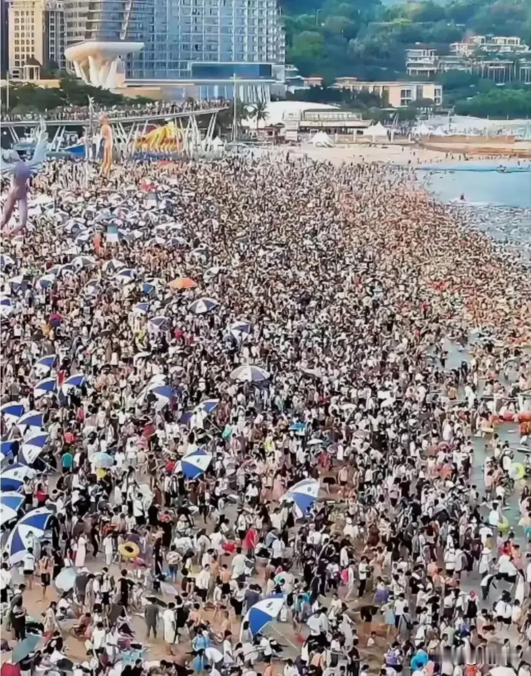 深圳大梅沙海水浴场，近期的状况堪比春运，人潮涌动，热闹非凡。然而，伴随这超高人气