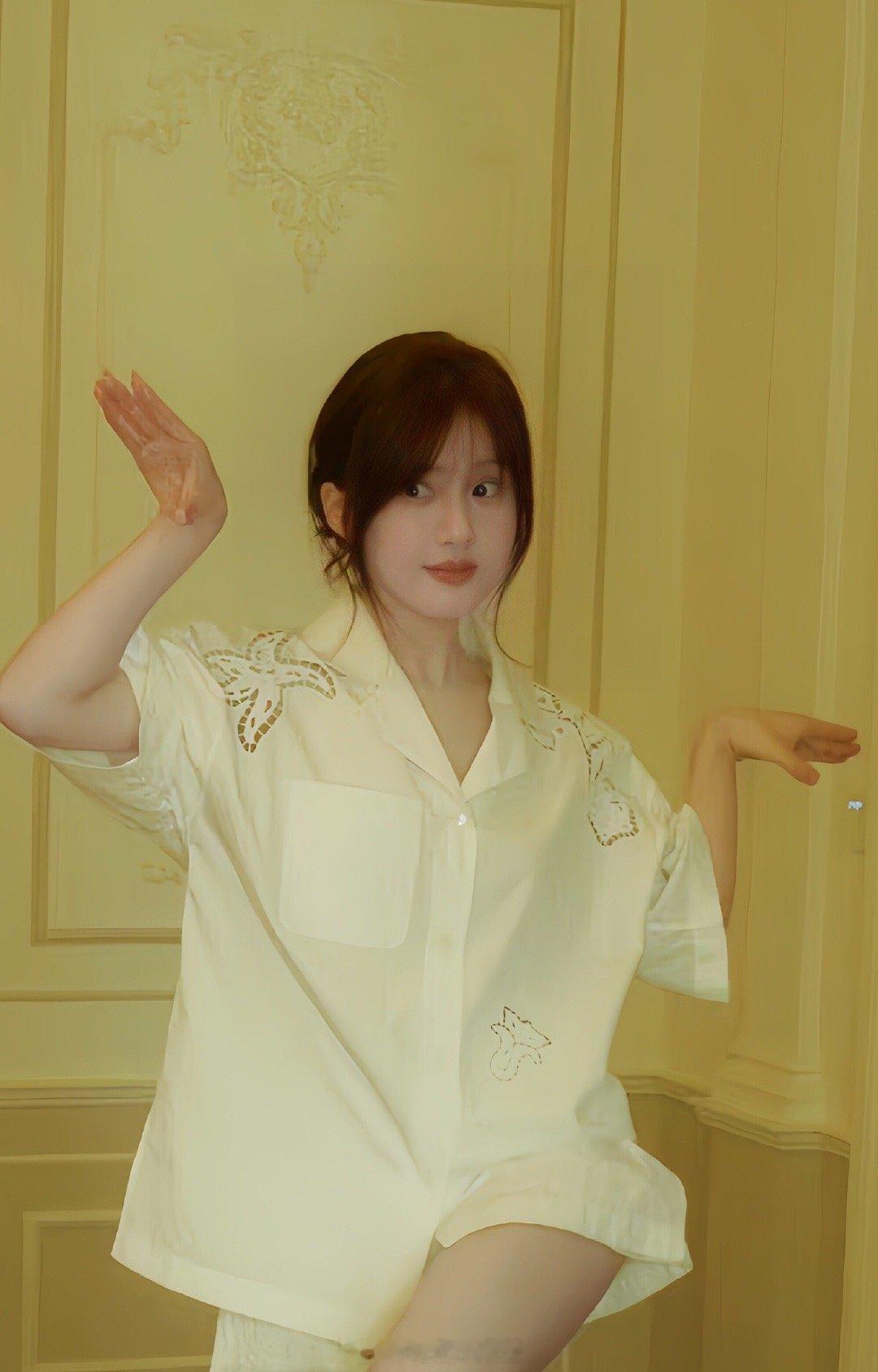 赵露思艾特银河酷娱  法律层面解约需赔数亿，健康条款解约则可能退圈。但舆论一边倒