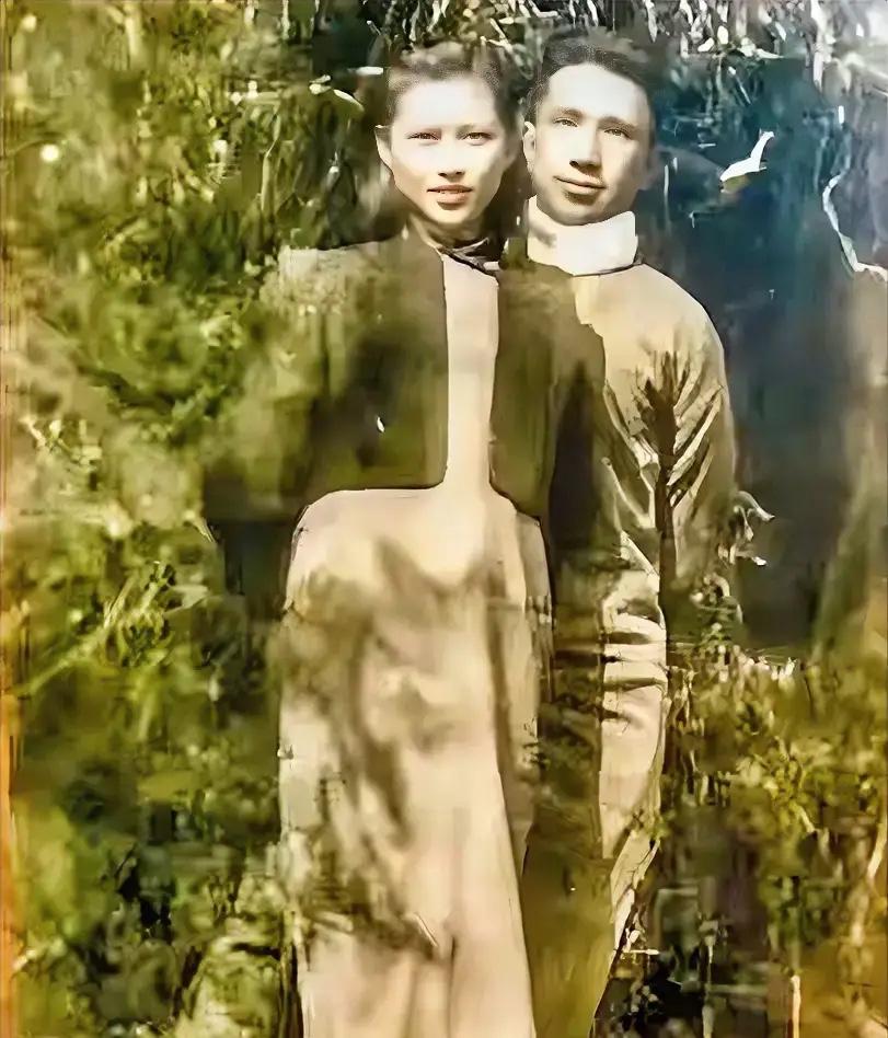 这是楚青和“战神”粟裕年轻时的合影，夫妇俩虽相差16岁，但看不出有很大差距，楚青