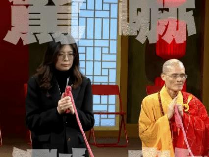前路不明！郑丽文除夕夜撞钟，红绳连续两次诡异抖动

郑丽文除夕夜在法鼓山撞钟，手