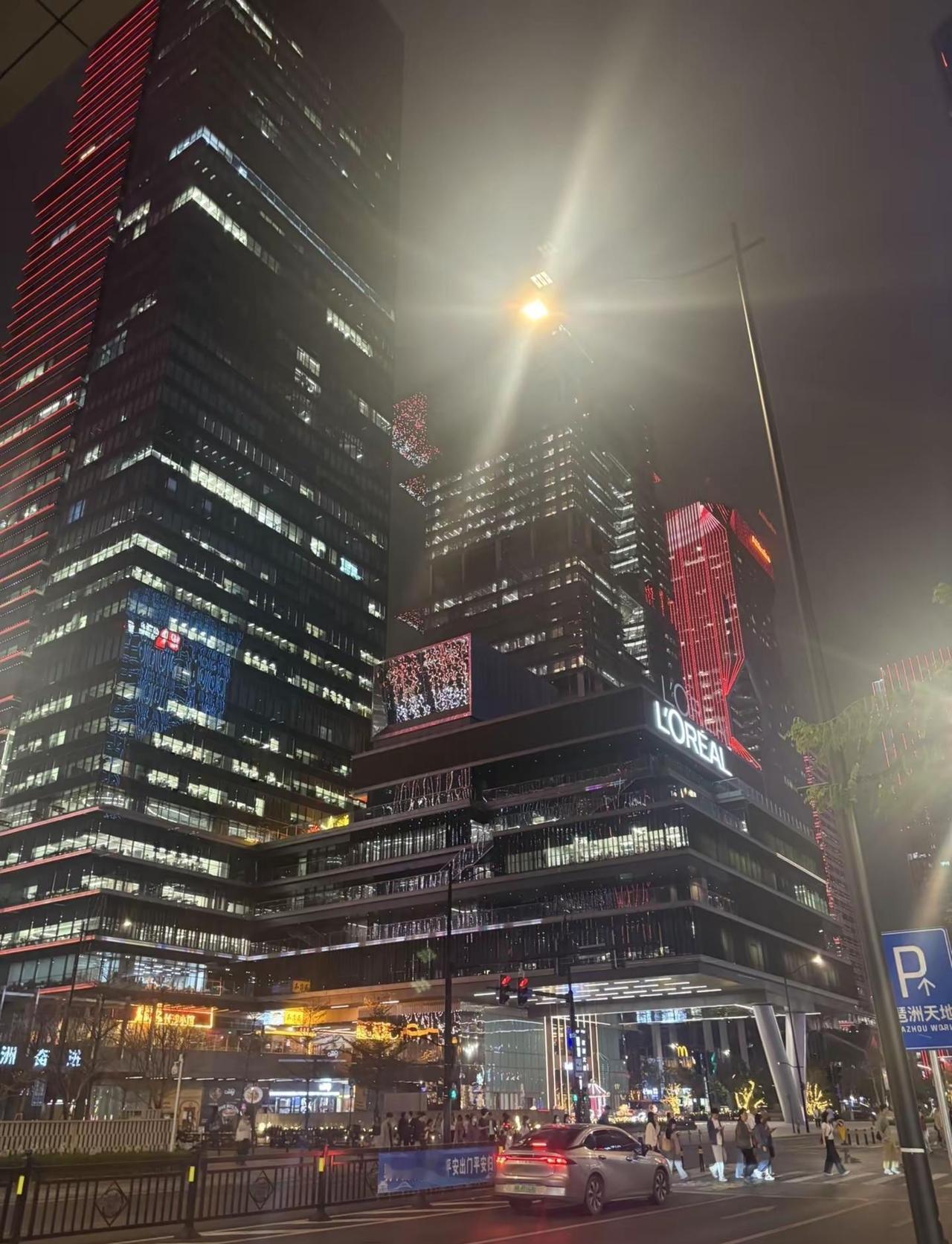 晚风穿过琶洲的高楼，带着城市的喧嚣和未说出口的心事，原来广州的浪漫，藏在每一盏晚
