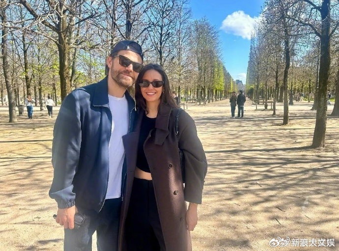 吸血鬼日记男女主公园偶然重逢吸血鬼日记男女主重逢 近日，《吸血鬼日记》男女主妮娜