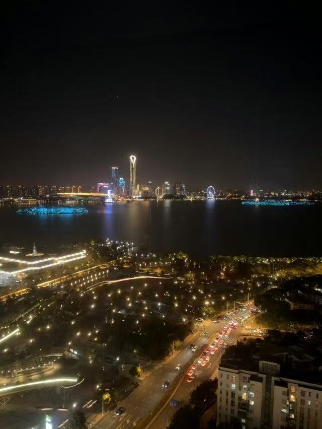 入夜凭栏看城市灯火，车流奔忙、湖面沉静。做交易就像看这座城市的节奏，喧嚣起伏是常