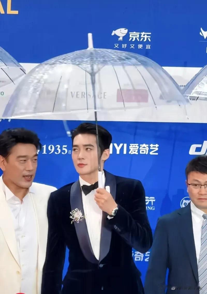 近日于适参加电影《四渡》宣传活动现场，一身修身深色西服，非常有型十分帅气。他五官