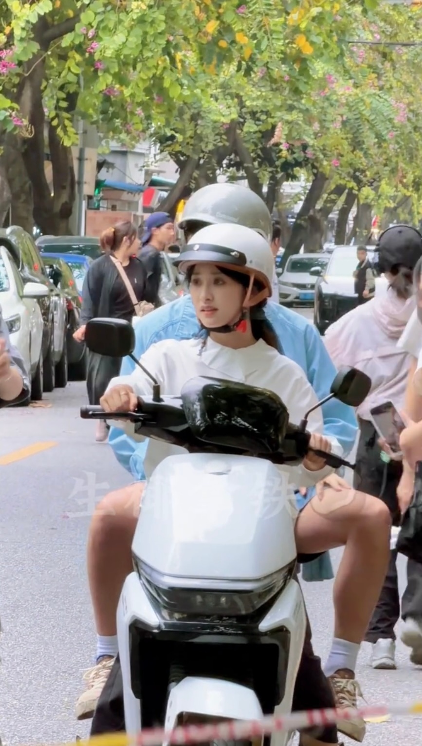 沈月张晚意错位照还以为这是沈月的腿 神级错位照来袭