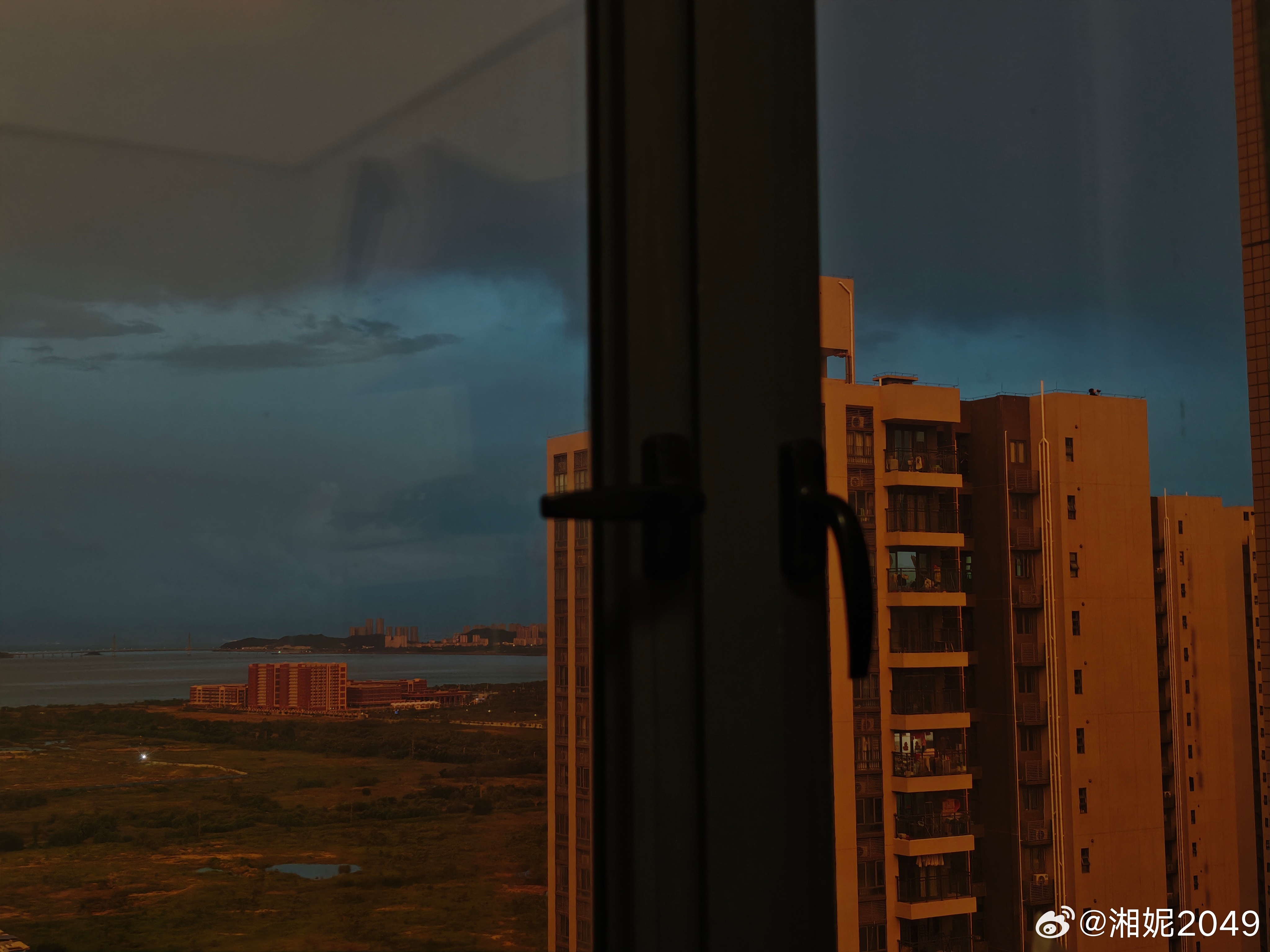 天黑黑的夕阳黄黄的，中山又要有雷暴雨咯