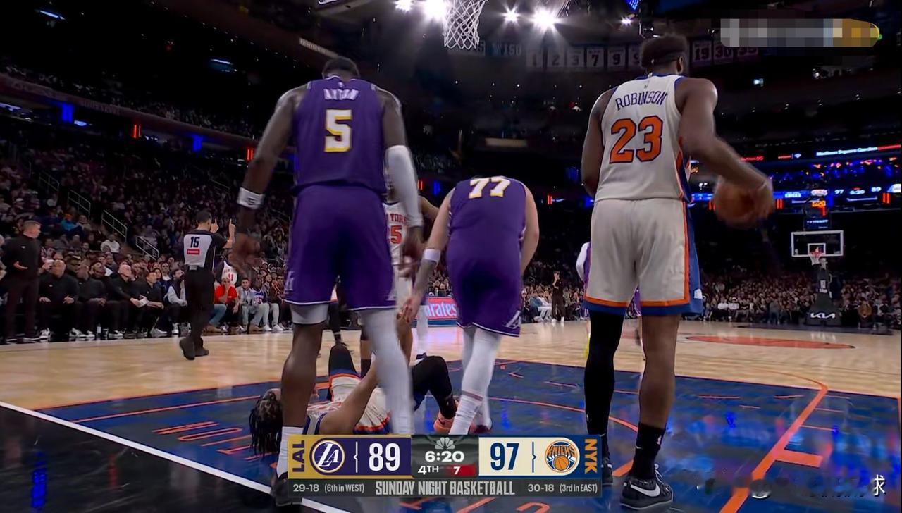 湖人巨星东契奇真是太尴尬了！在今天湖人客场挑战尼克斯的比赛中，当时比赛进行到了第