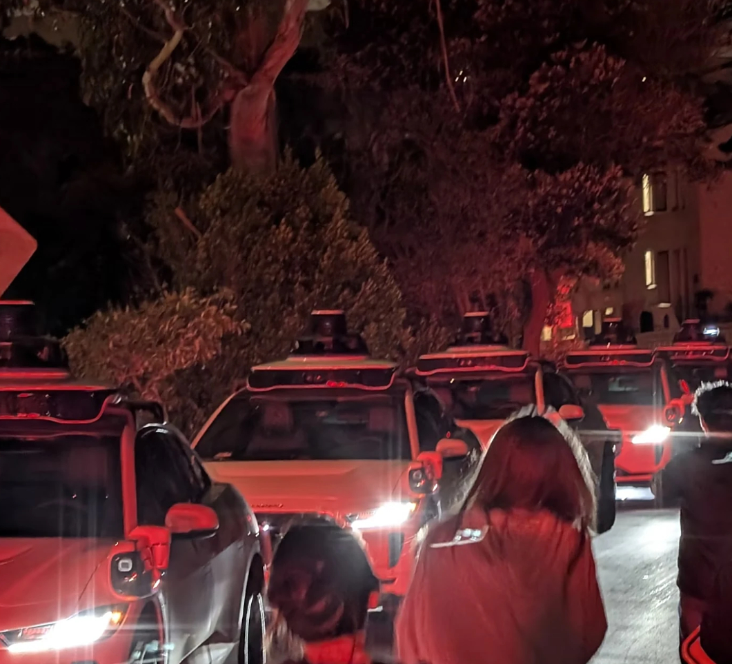 旧金山上演了一场「整蛊 Waymo」大戏，50 辆无人出租车被同时召唤到死胡同。