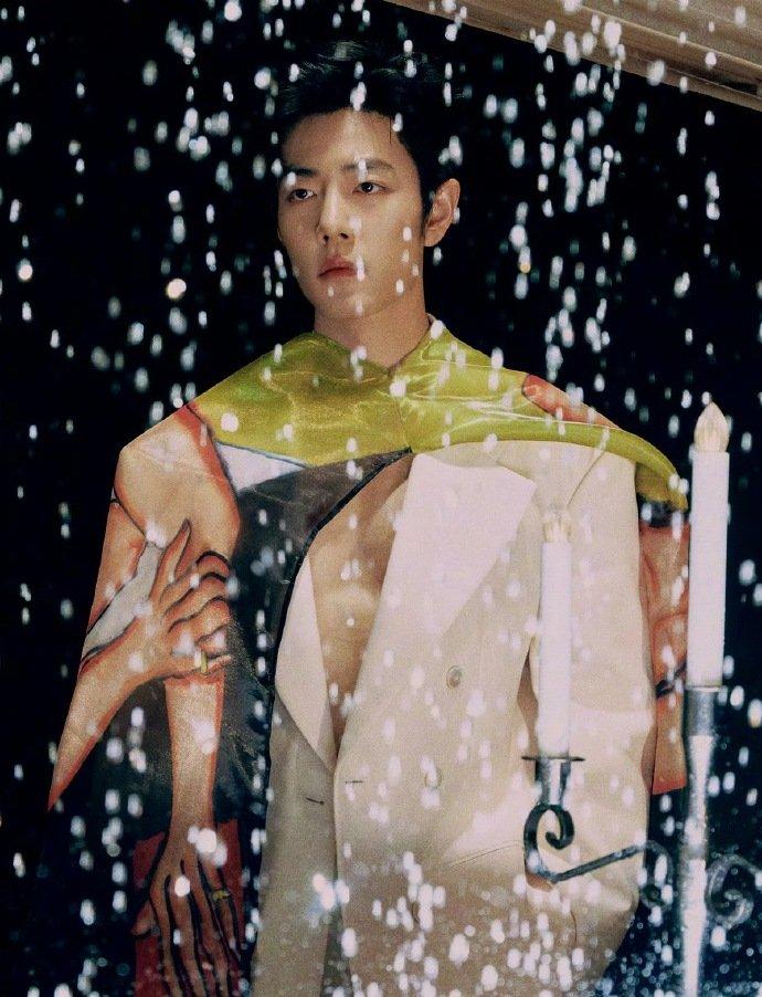 肖战新杂志发福利了，肖战ELLE新杂志漏胸肌了～肖战有且富有还大方，富公哦行程这