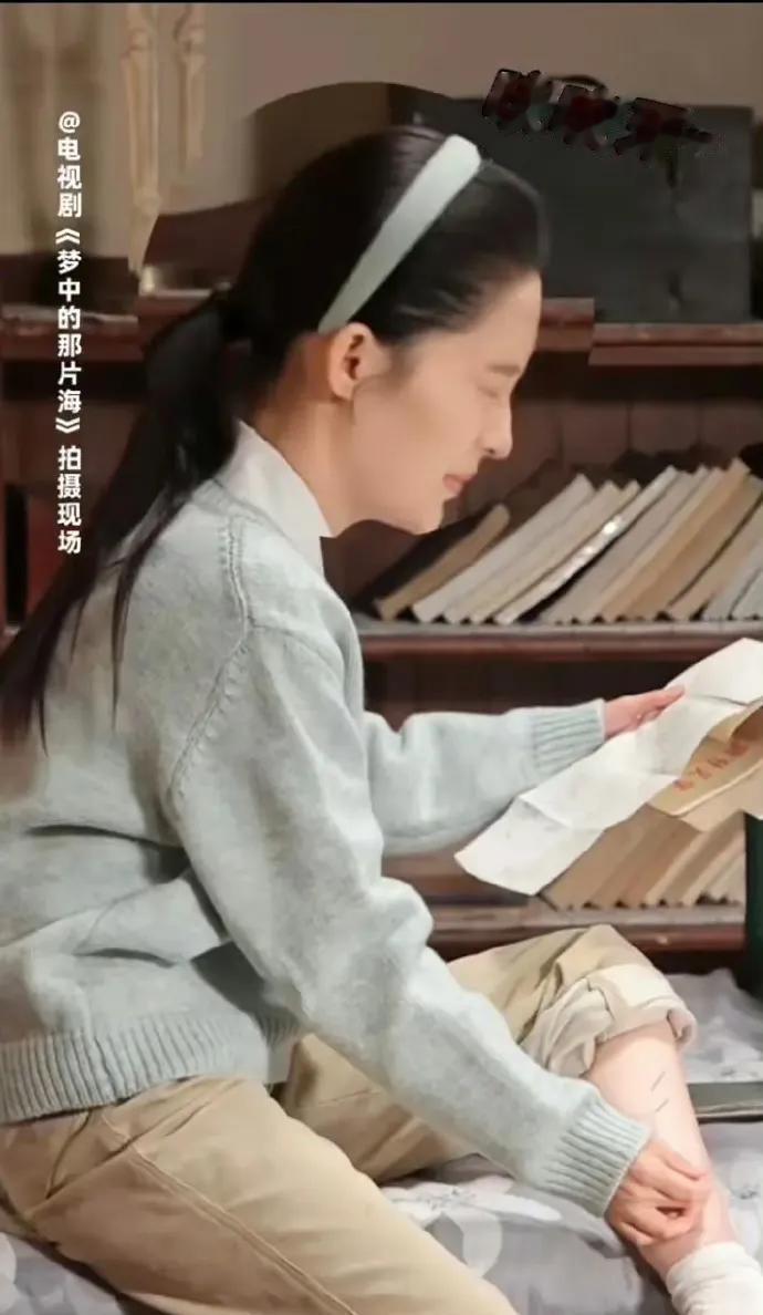 李沁好拼啊！为了更好的进入角色，居然在自己腿上练习扎针，瞬间感觉电视剧《梦中的那