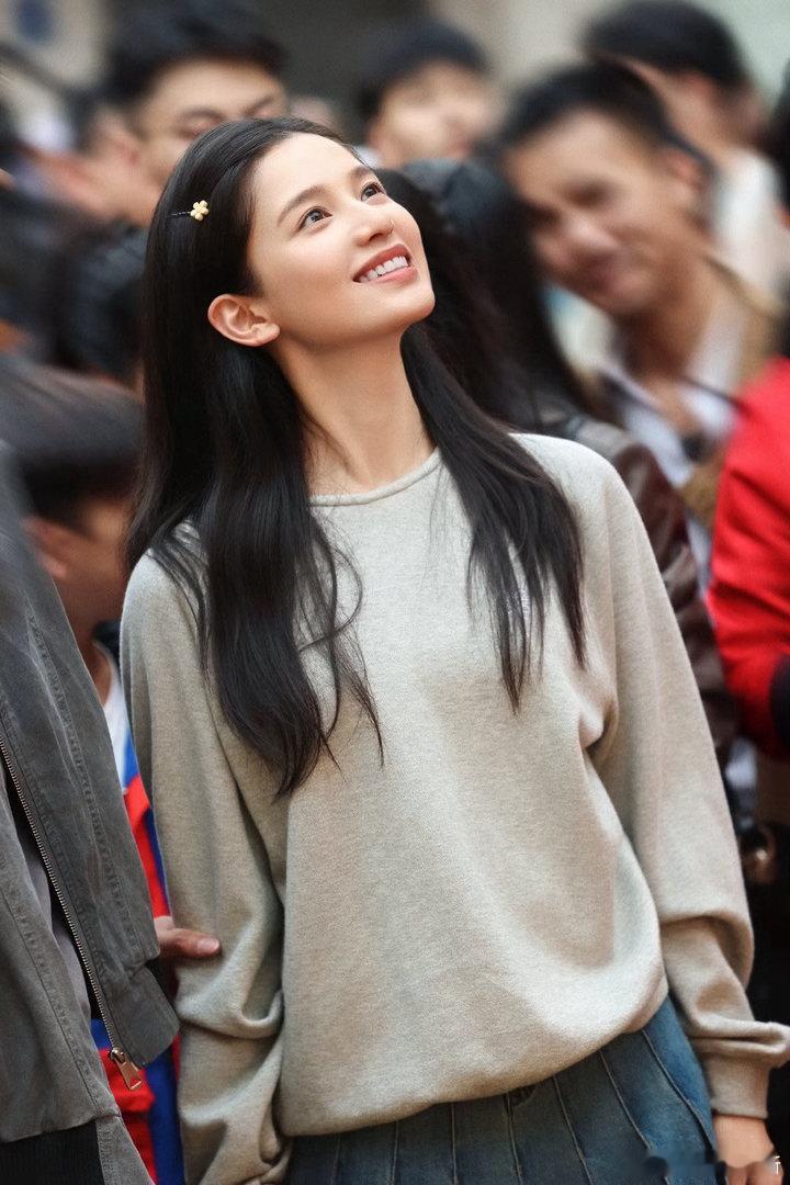 张婧仪带刺的玫瑰张婧仪新剧女王训狗野狗骨头 苗靖被试探的时候从来不躲，反而直接迎