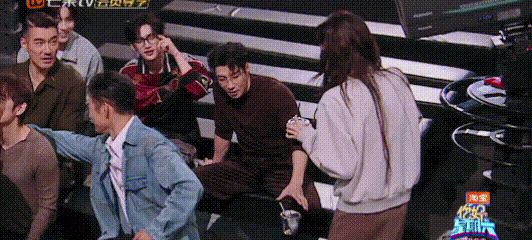 这俩小孩凑一块儿准没好事！丁程鑫张艺凡在说什么悄悄话 快把麦克风递上去让我也听听