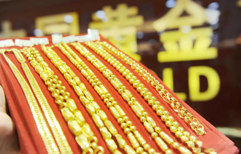 点石成金梦未远，人间何处觅清欢·默斋主人原创文化思辨类财经散文（随笔）晨光轻落腕