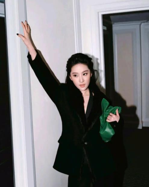 刘亦菲超900天没组进 “仙女姐姐”刘亦菲参加活动，穿深V西服高定，“女王”气场