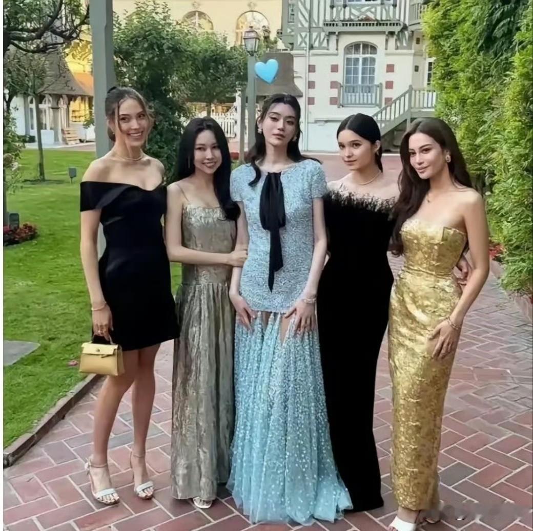 何猷君奚梦瑶法国补办婚礼，这张合影就是“名利场”的写照！

左一谷爱凌，奥运冠军