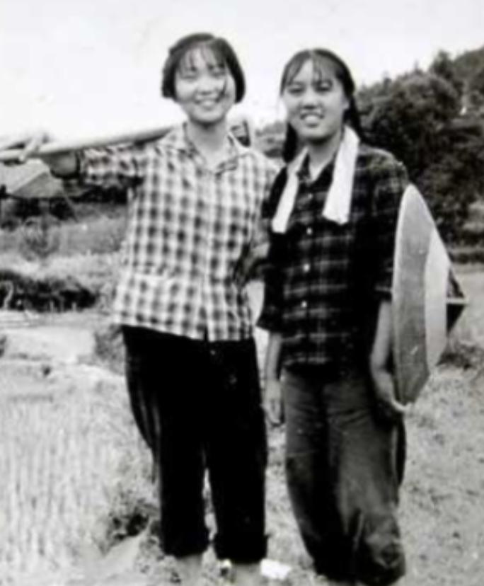 1977年，女知青李雪梅准备参加高考，却被丈夫偷喂了安眠药，最后错过了考试。李雪