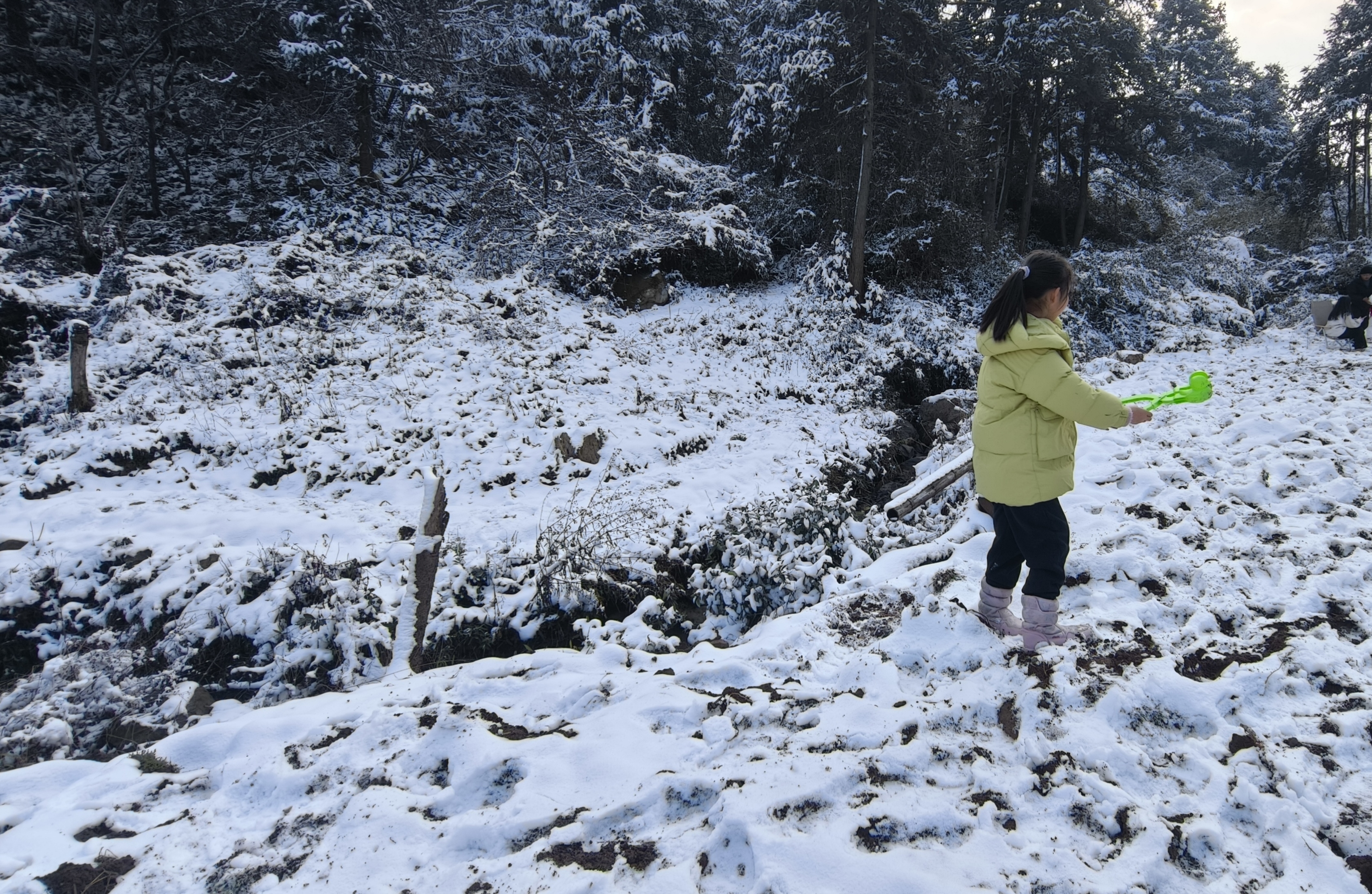 第一次带着一双儿女去追雪，她向橙友推荐老公的家乡，适合骑车和玩溪水 | 橙友亮相