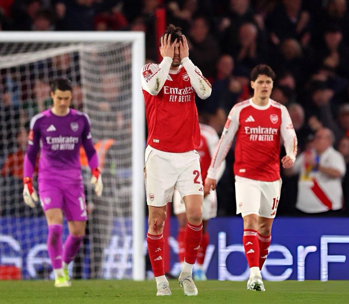 那个赛季末习惯性拉胯的阿森纳又回来了！
在输掉联赛杯决赛后，阿森纳又在足总杯上1