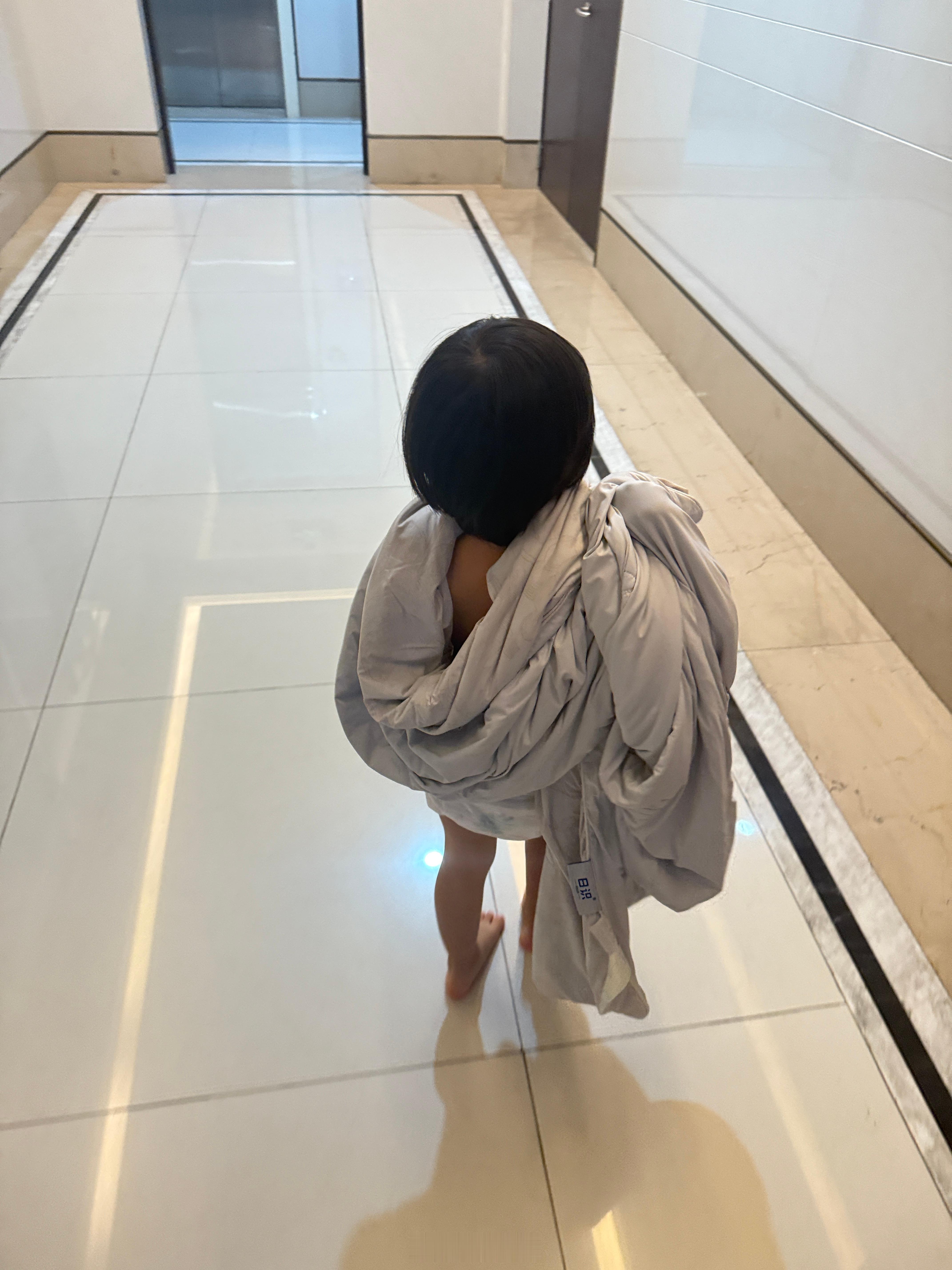 带球宝出门开车睡觉走到车前发现车钥匙没带 