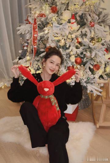 李沁圣诞节营业照 李沁圣诞节营业照，和圣诞树、玩偶合照太温馨啦，圣诞快乐平安顺遂