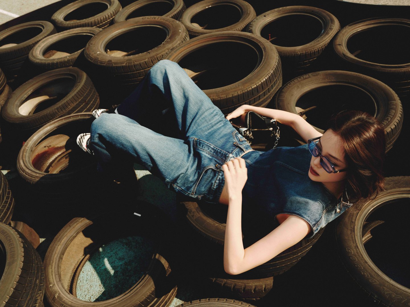 欧阳娜娜把 LV SS26 穿去 F1 赛场也太适配了～ Sneakerina 