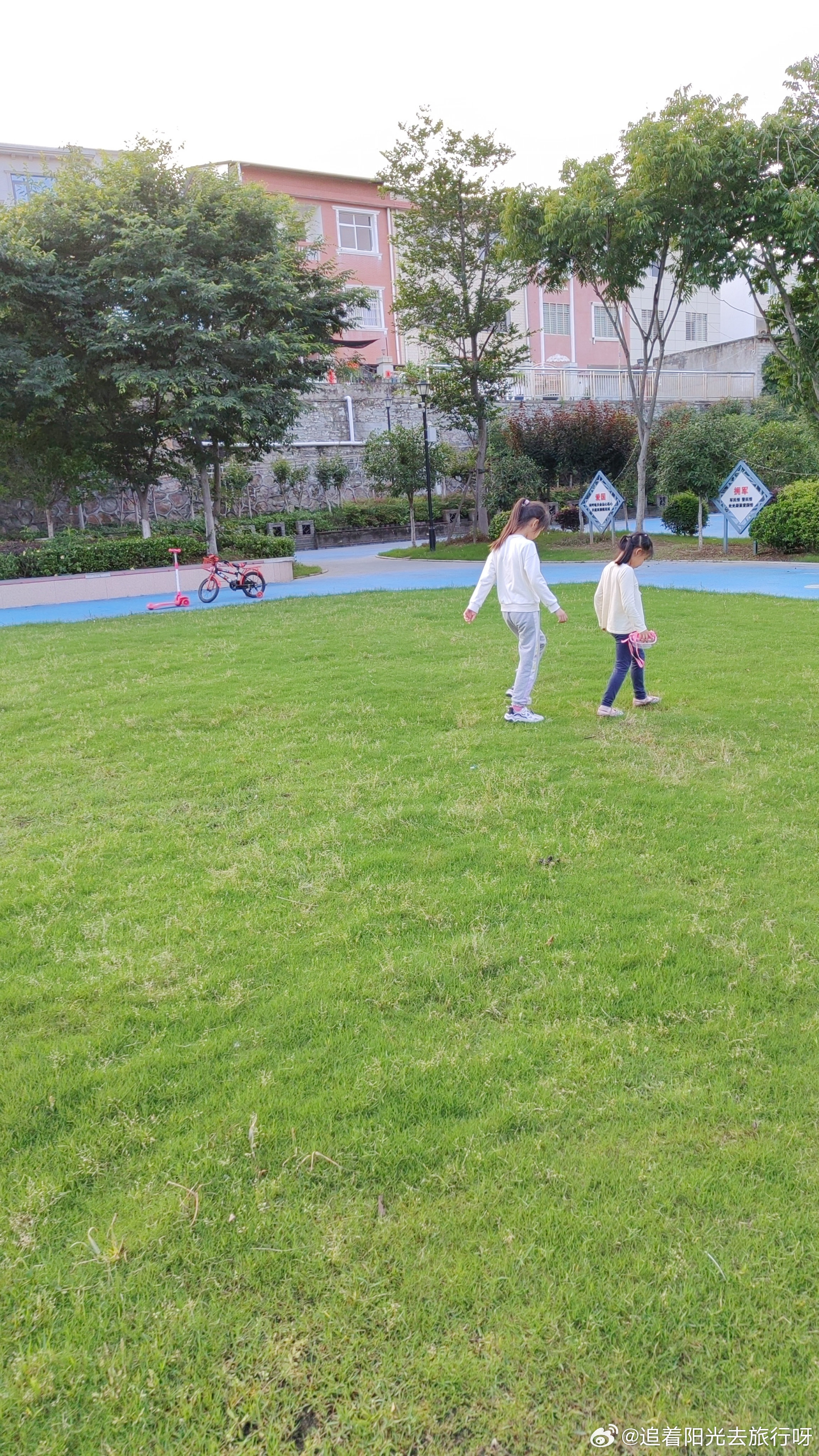 追着阳光去旅行呀生活碎碎念 早上送小孩姐上学，我说不知道你们今年六一儿童节放假吗