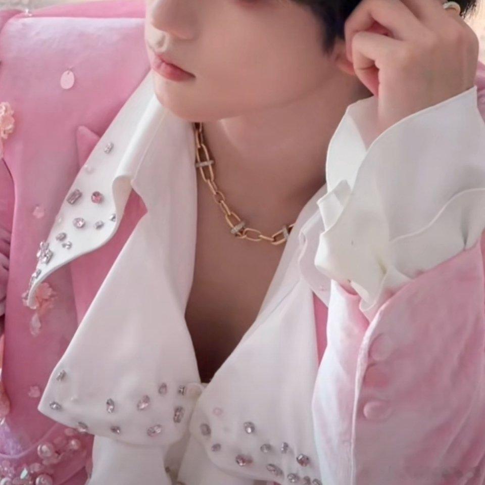 小乳沟完全可以装下一个我 