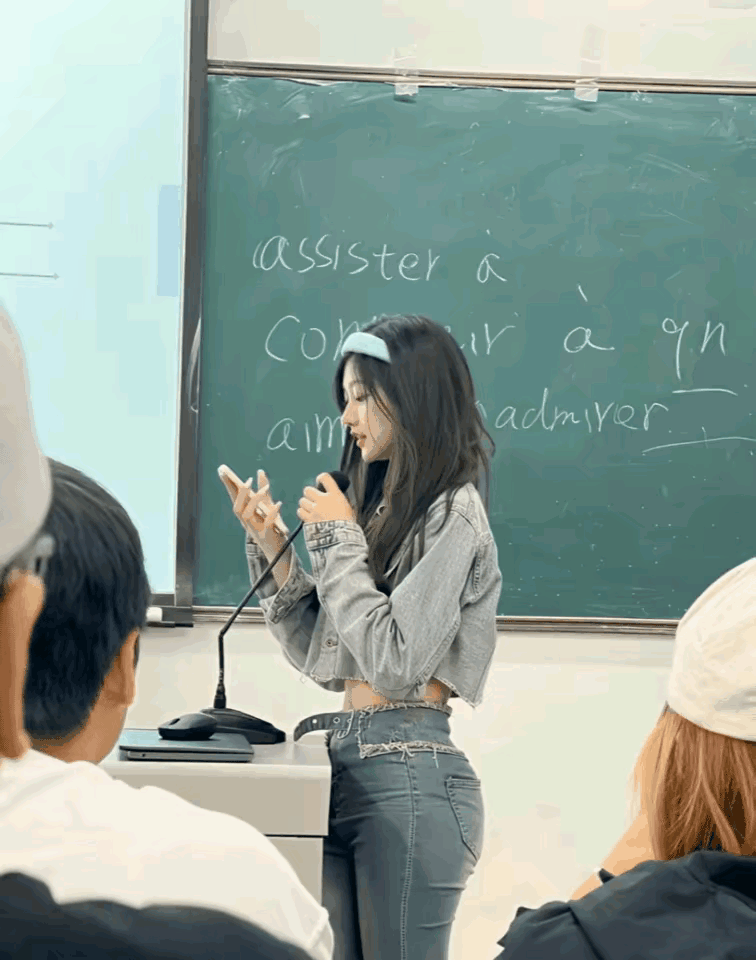 零零后也长大了，现在的老师基本上都是零零后跟九零后了