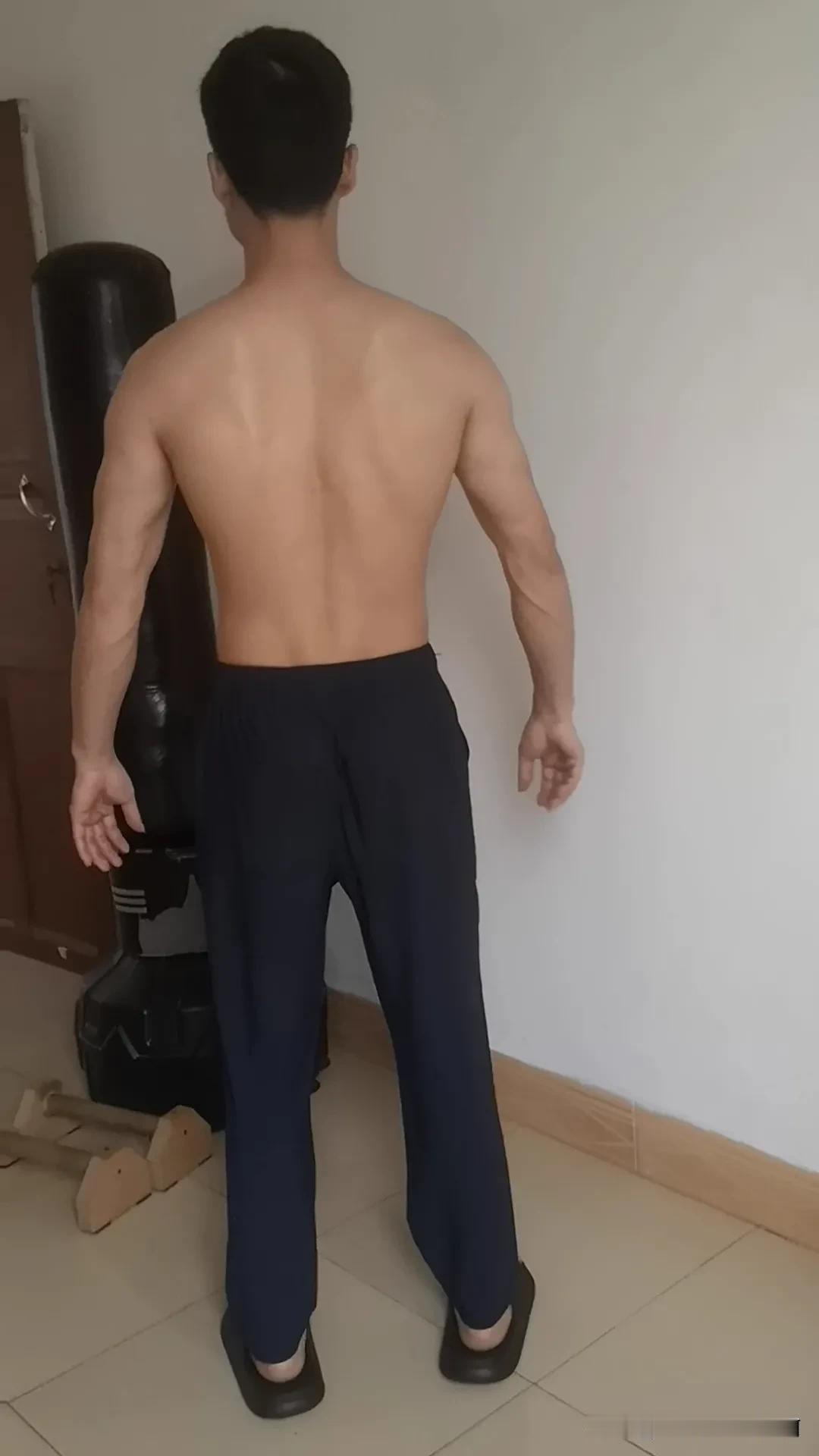 徒手健身背部肌肉展示……
又没有锻炼痕迹？
背腹肌锻炼 肩背肌肉力量 健身背部锻