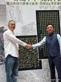 周锡珽是周锡玮的双胞胎兄长，二人容貌身形极为相似，幼时家人常认错，仅靠细微特征区