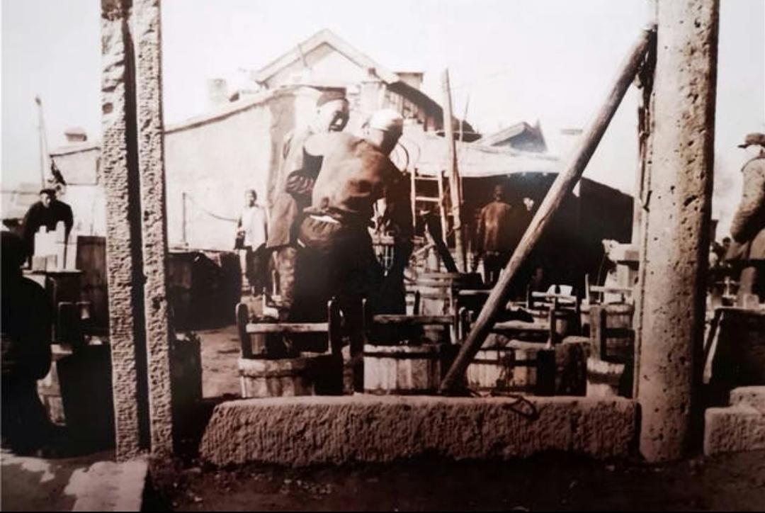 青城印记
这是不同年代拍摄的玉泉井照片。1975年以前，呼和浩特市旧城有四口井，