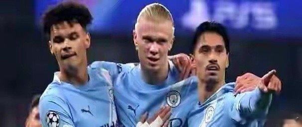 6200万欧元的中场核心，现在在右后卫位置跑出边锋的速度。瓜迪奥拉把他扔到右后卫