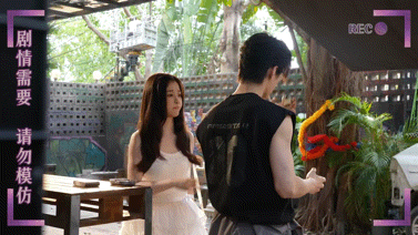 当暴力萝莉遇上阴湿糙汉 家人们谁懂！姜暮和靳朝的极致反差，一个萌妹勇敢冲在前，一