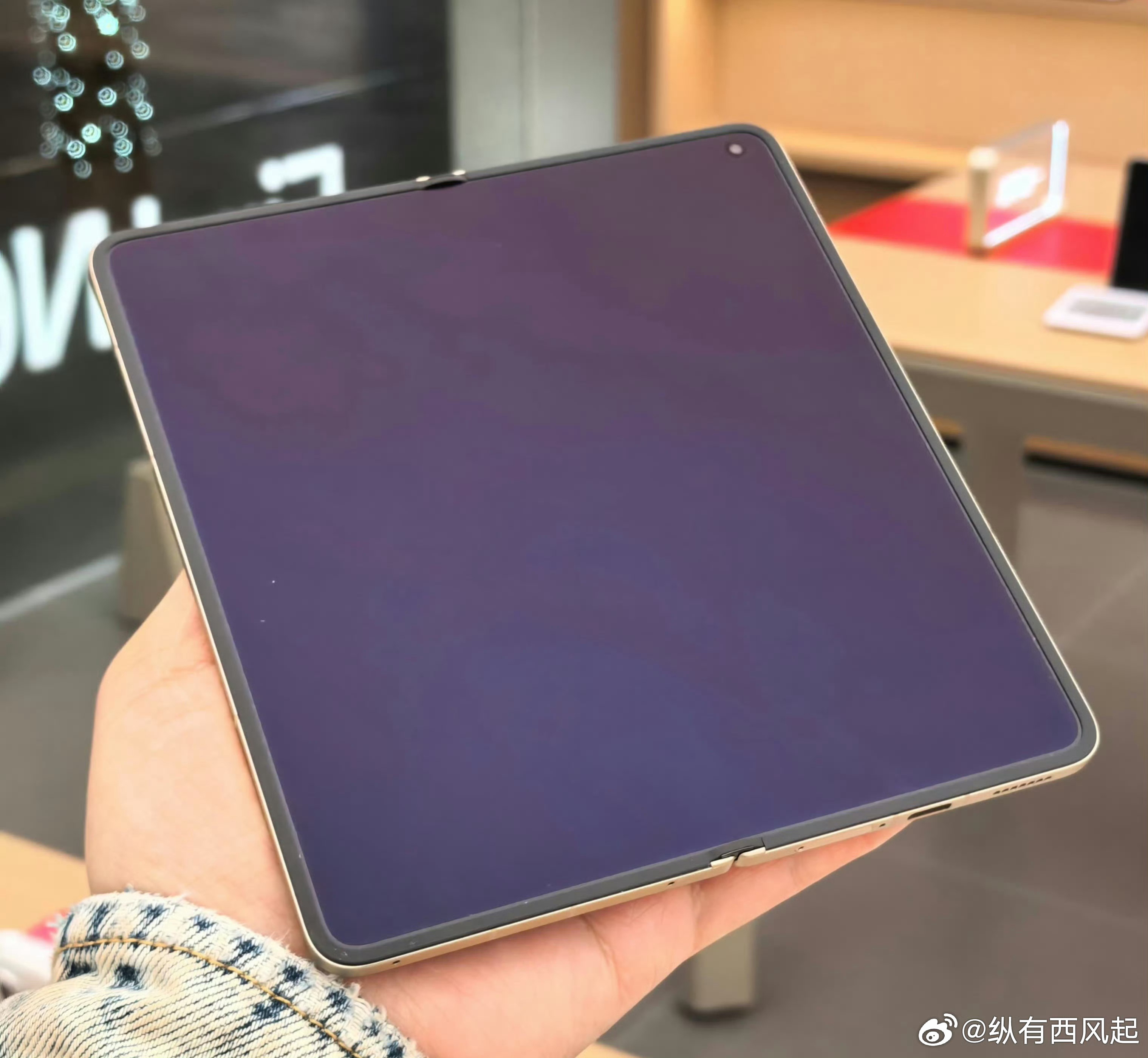 折叠屏折痕哪家控制得最好目前来看还得是OPPO Find N6，就看后面的苹果大