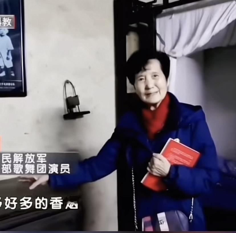 看的让人泪流满面，过去50年了，田伶（歌舞团演员）再次来到教员故居，说着说着就哭