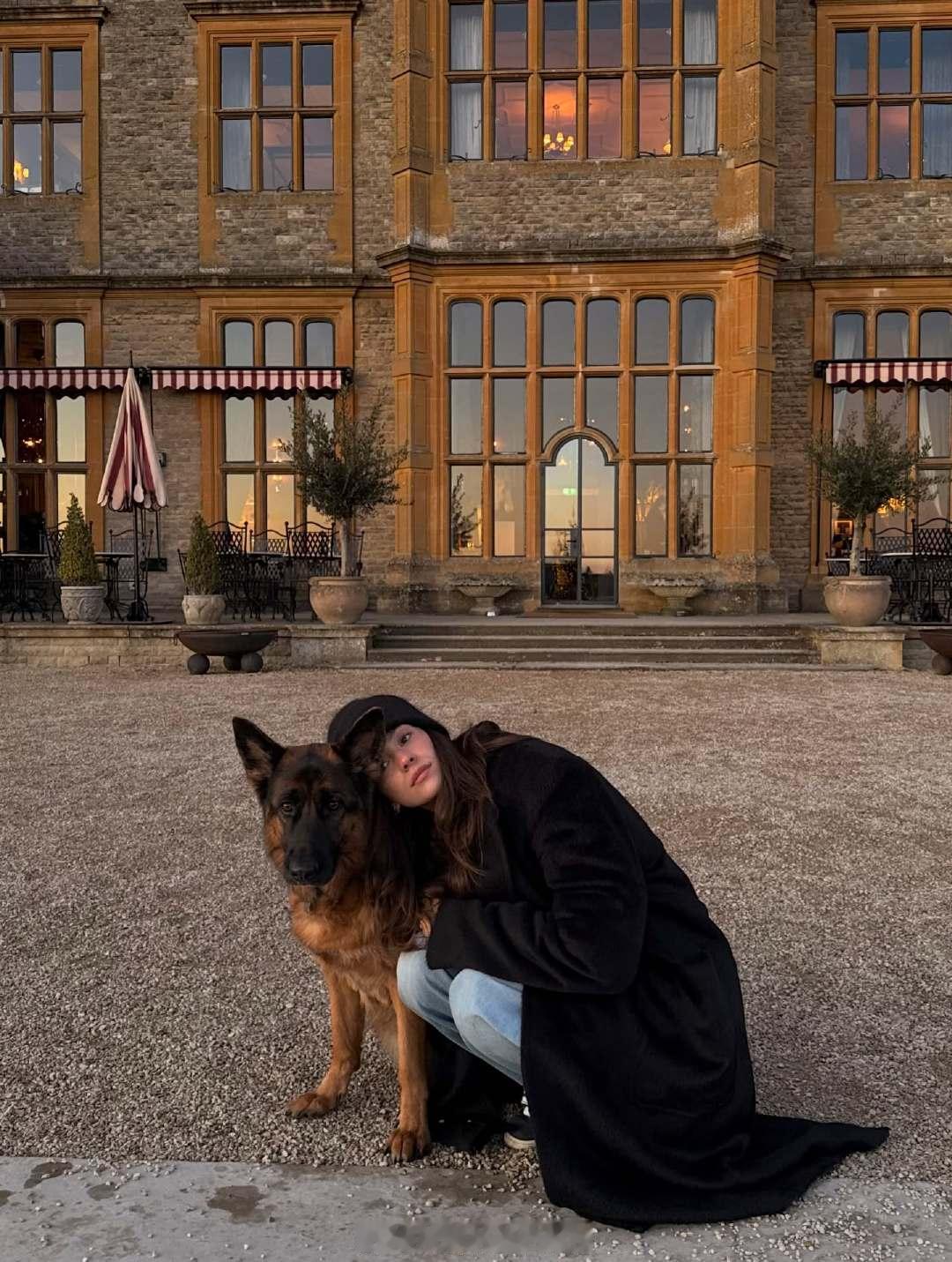 哈弗茨妻子索菲娅-韦伯更新社媒晒照：my special girl 英超联赛 阿