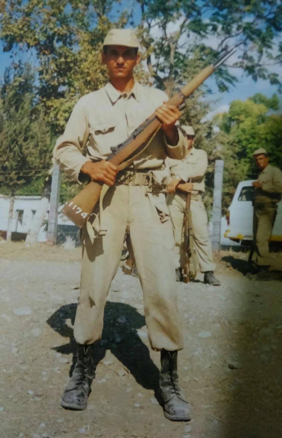 1990 年，哈塔伊省伊斯肯德伦，伊斯肯德伦海军士兵训练团的土耳其海军新兵使用 