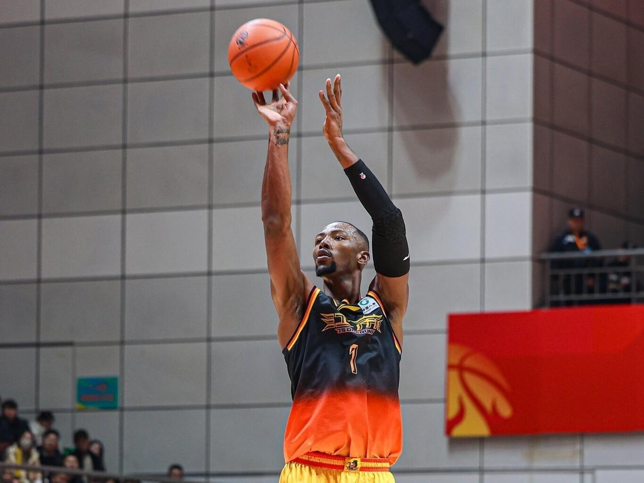 CBA最新消息：据篮球自媒体人白晓篮发文：还是我前几天那个观点，让比赛先好看起来