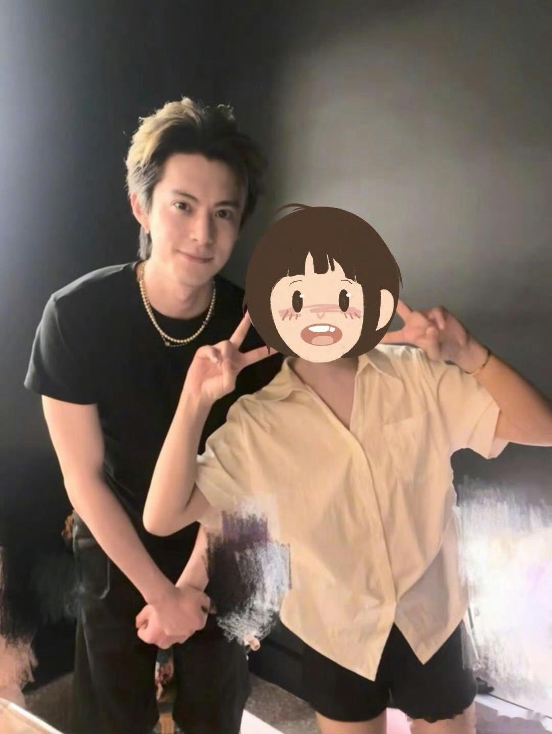 王鹤棣给发小过生日合照羡慕了王鹤棣抽空陪伴发小庆生，现场合照氛围感满满。不只是线