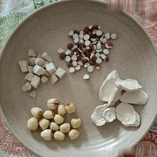 照着做，1个月，把孩子的脾胃养好
 
1、多吃山药
蒸着吃、做稀饭喝都可以。
 