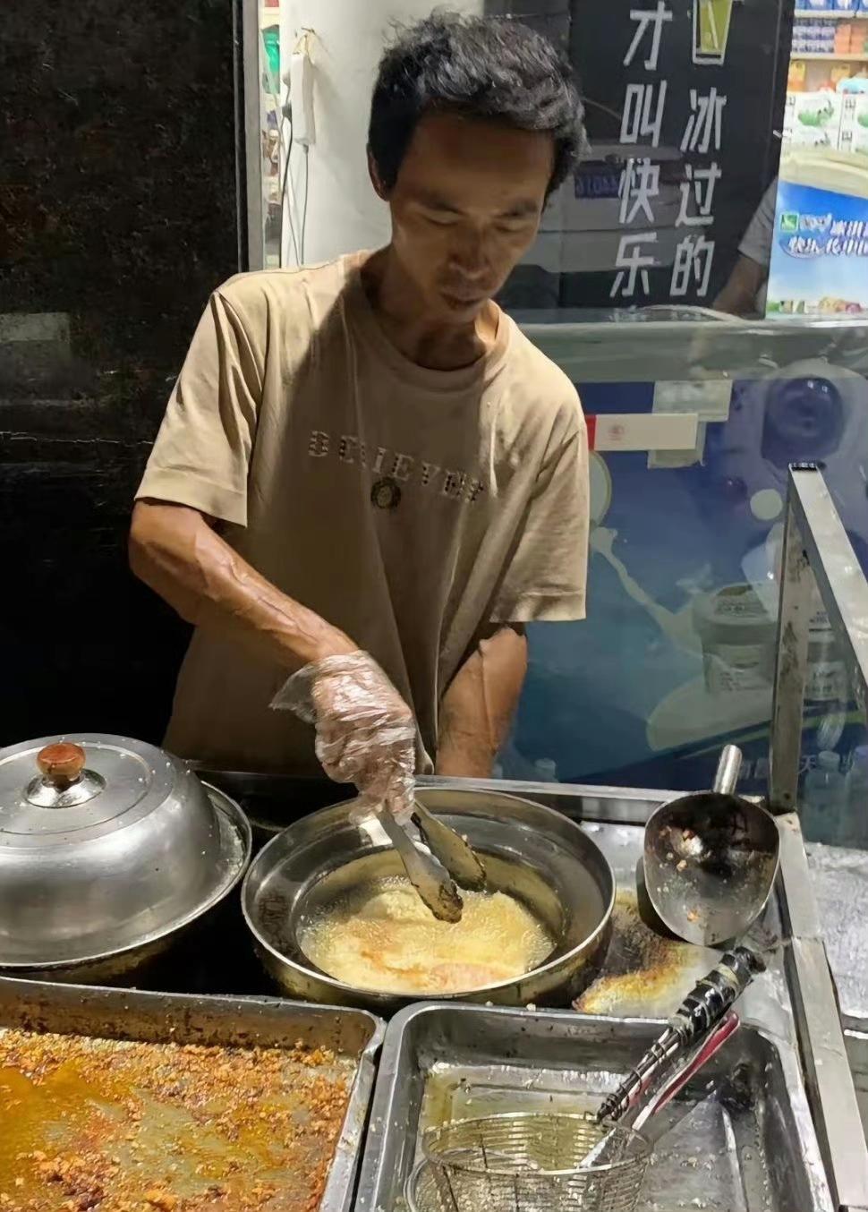鸡排哥48岁南昌人，成名后第一件事情就是公开自己的爱人，他们是亲戚介绍认识的，两