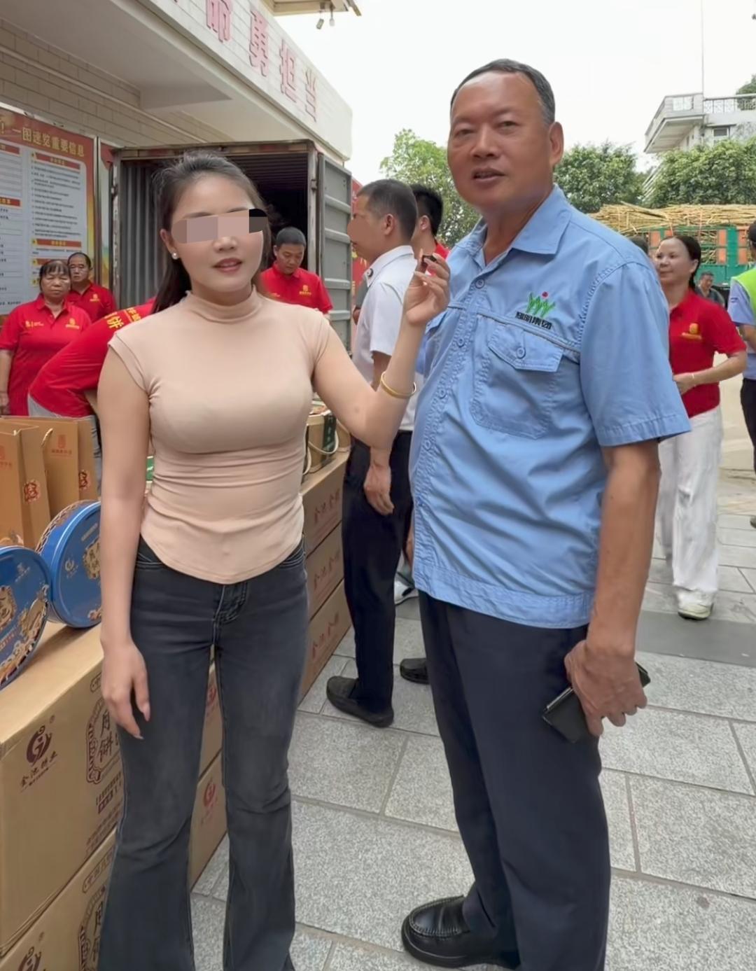 不知道这是哪家媒体，在采访最暖糖厂的陈厂长，不可否认，这家媒体深谙流量密码！
