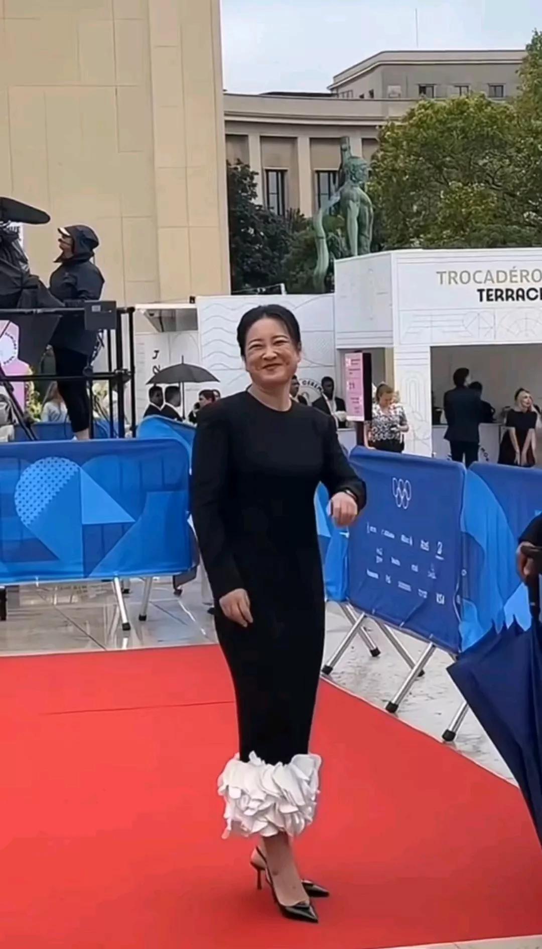 贾玲这情况看着不妙啊
为什么笑起来脸上那么多褶子啊
减肥倒是收到了效果
但是脸上