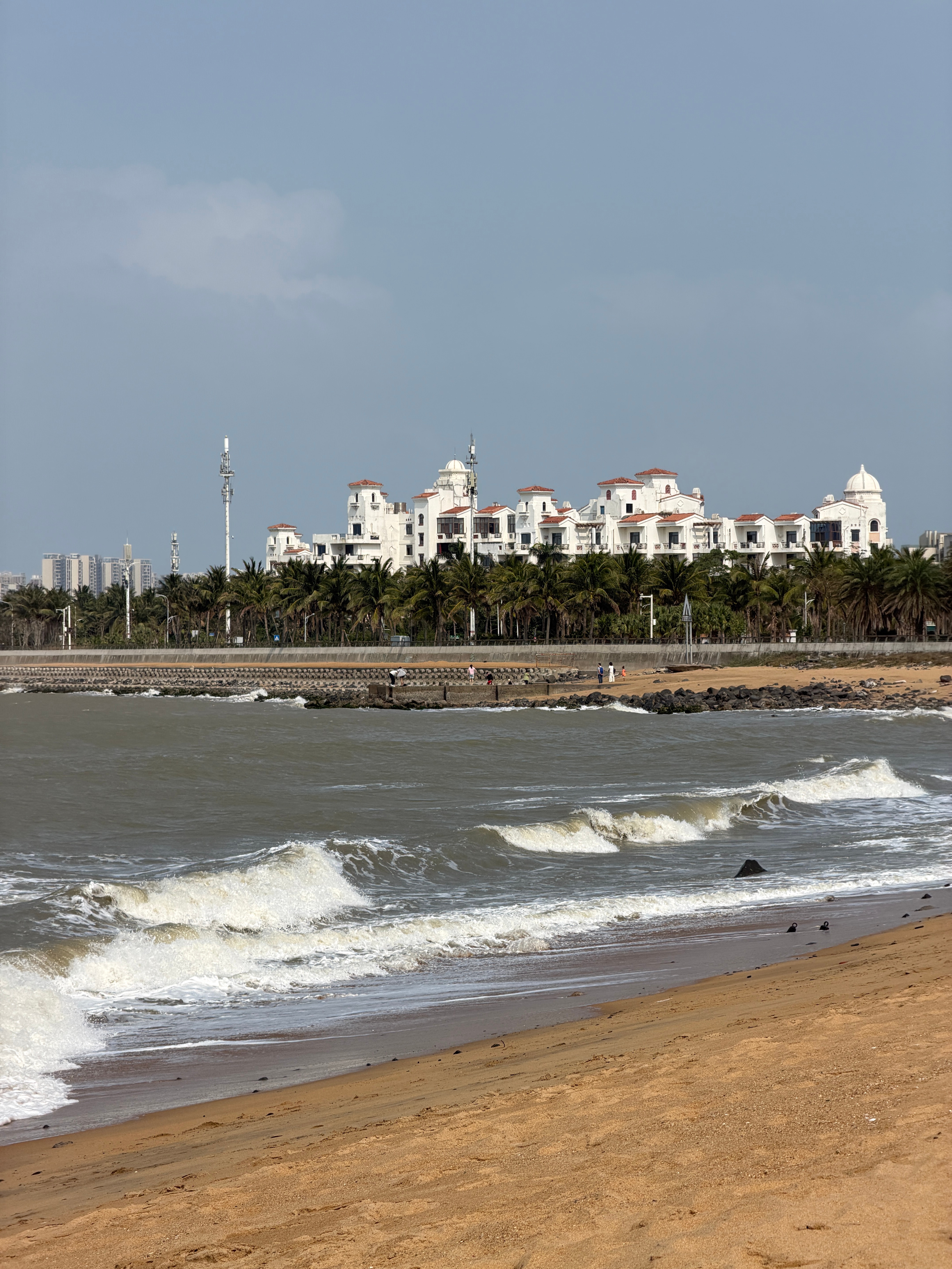 连轴转的日子里，在海口偷得半日闲。吹吹海风，看看大海，把烦恼都还给浪。 