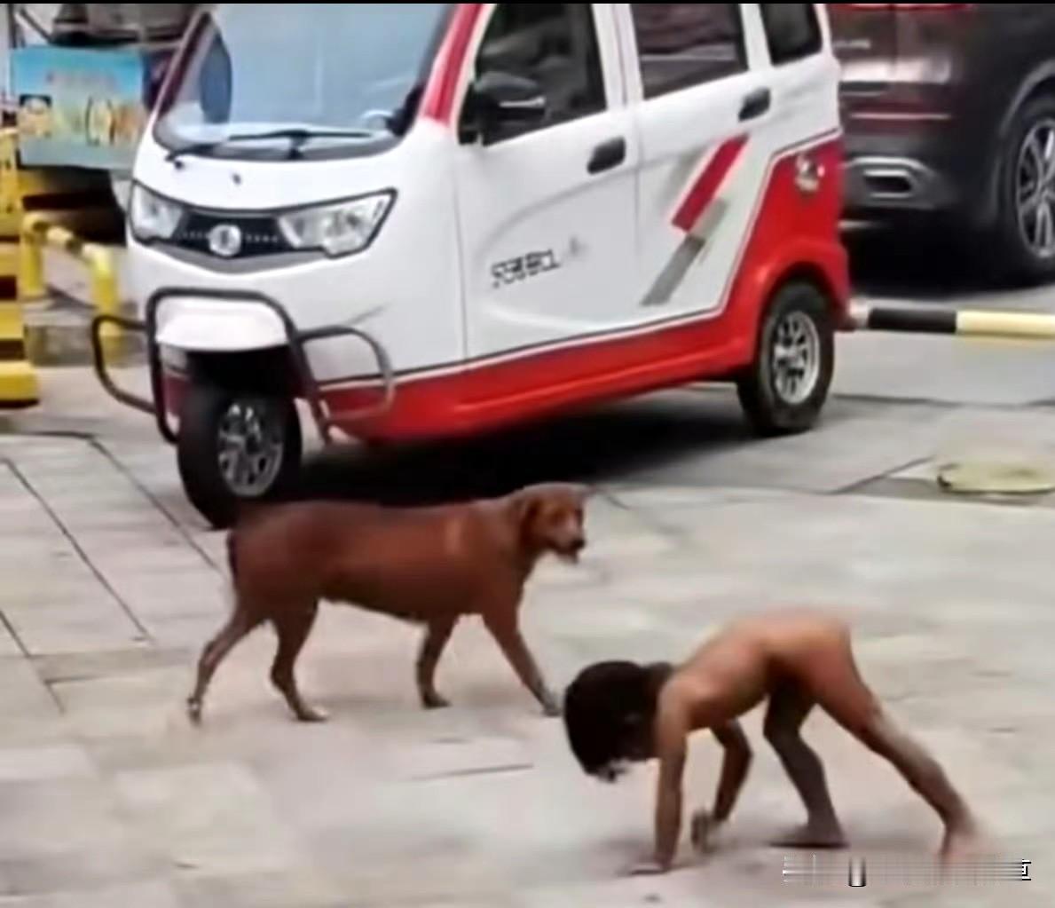 反常行为是不会说谎的，这孩子的状态一目了然。
一个三岁娃娃光着身子在地上爬，吃东